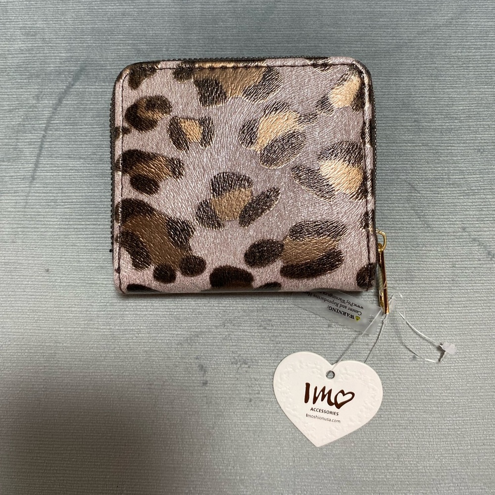 NWT leopard print designer look wallet 4.5“ x 4“ three-quarter round zipperBy,IM